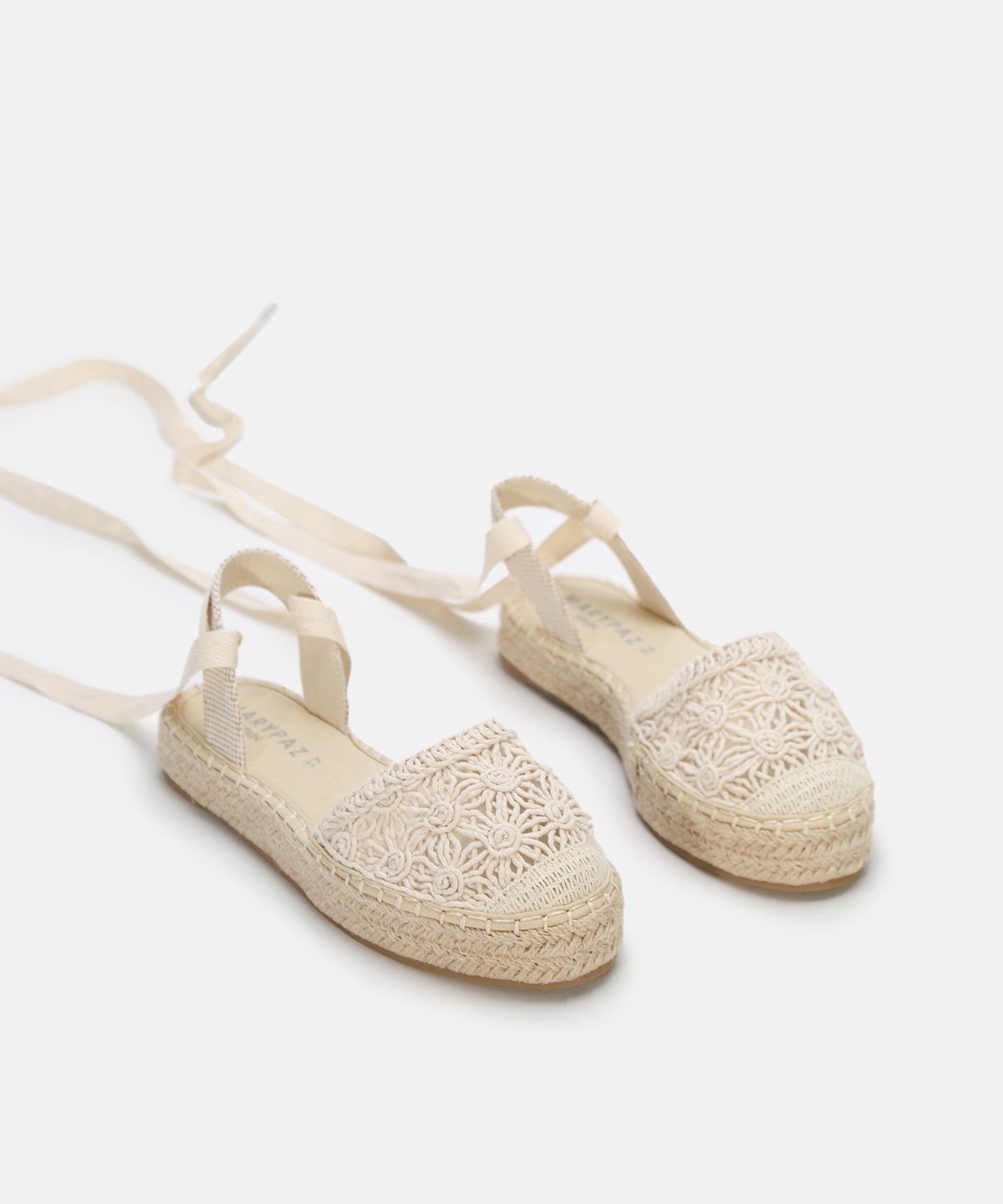 Alpargata plana atada